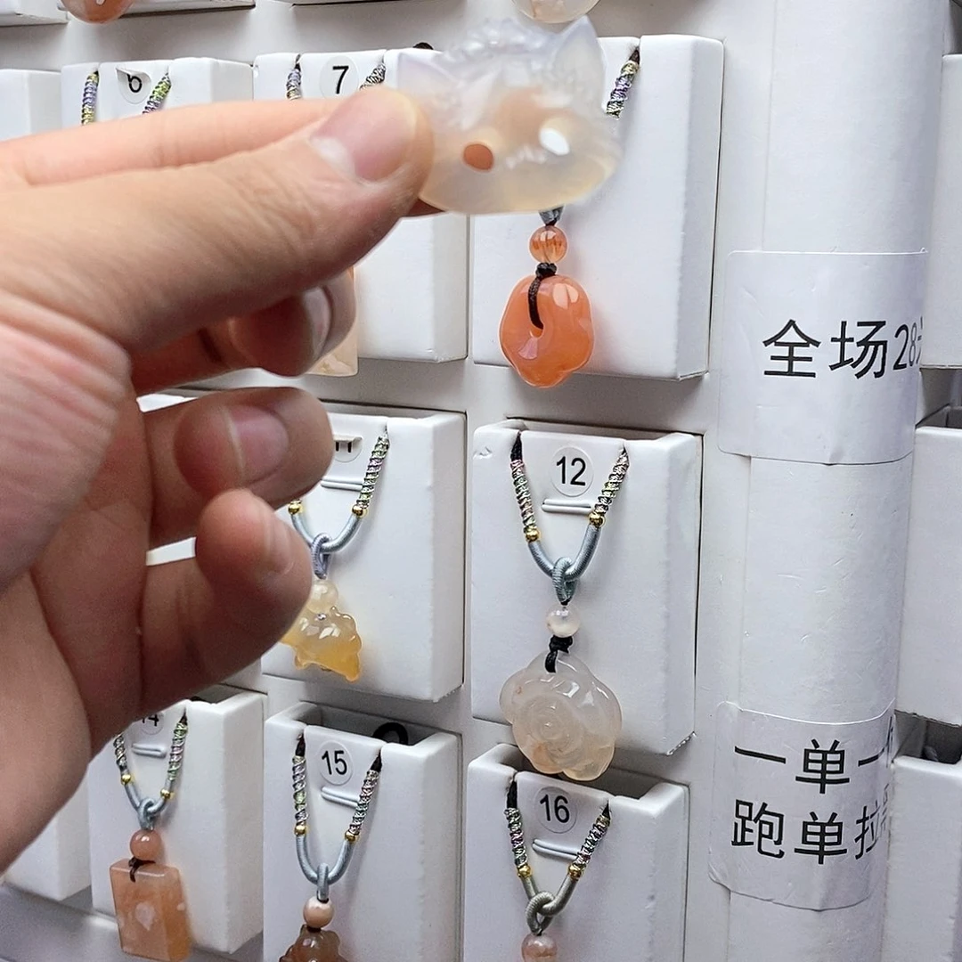 石英质玉吊坠(不含链)未镶嵌拿**娘