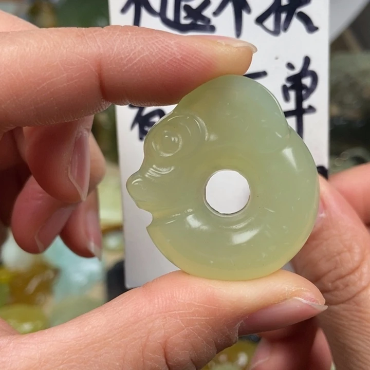 蛇纹石玉颈饰未镶嵌