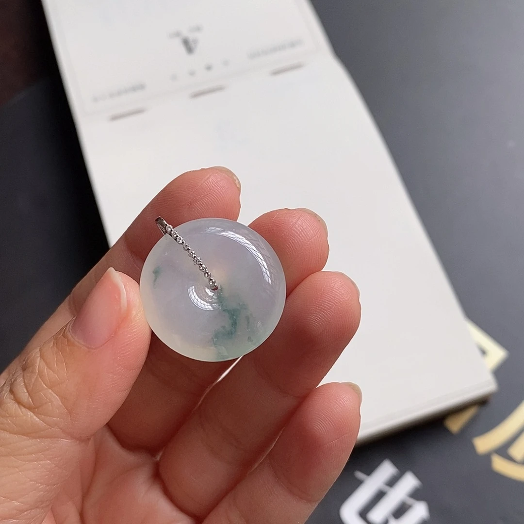 翡翠颈饰18K金镶嵌飘花平安扣