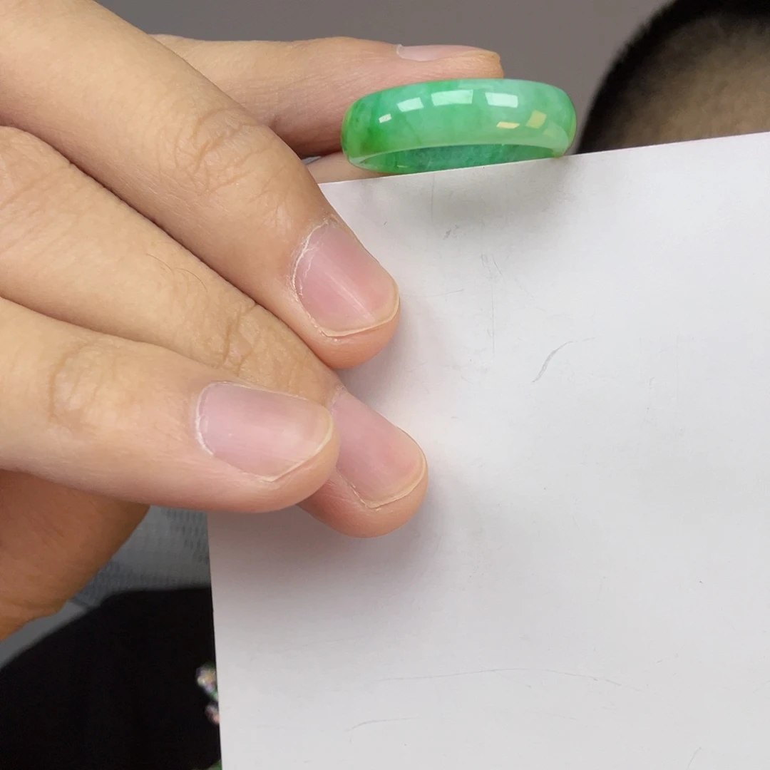 翡翠未镶嵌颈饰一件