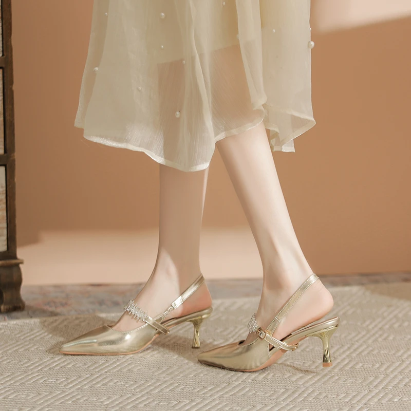 金色女夏季水钻不掉跟细跟尖头后空一字带大码女士高跟鞋轻奢5cm