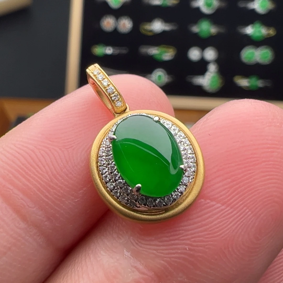 翡翠18K金镶嵌颈饰蛋面8.3