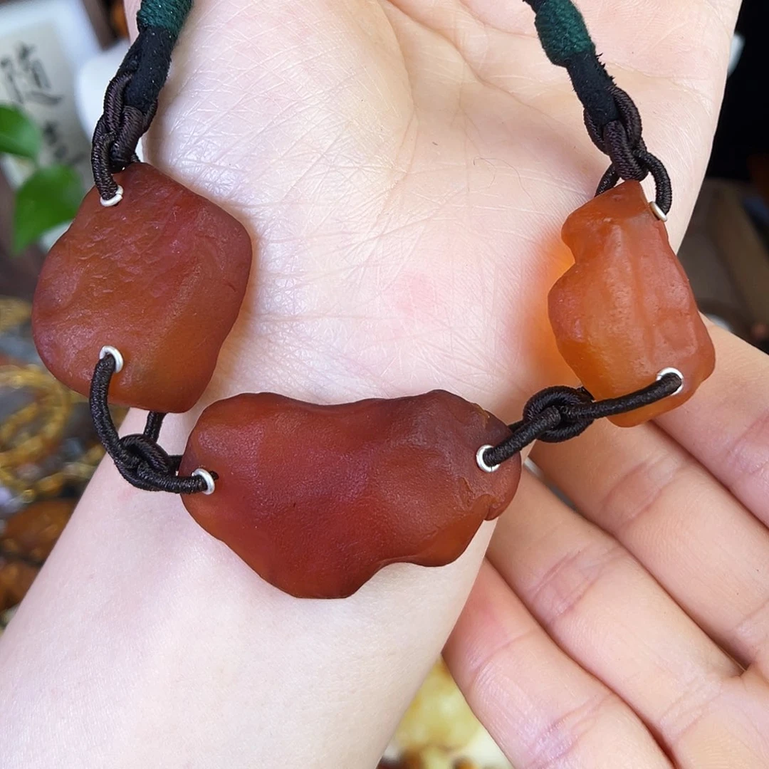 琥珀珠宝奇石未镶嵌。