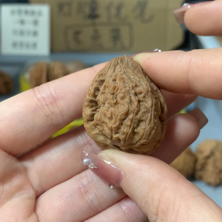 大***闪文玩核桃吊坠异形单只，有瑕疵