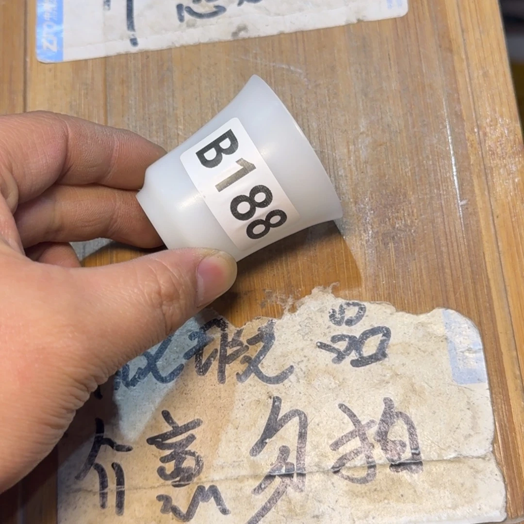 微瑕疵介意勿拍陶瓷器皿B437
