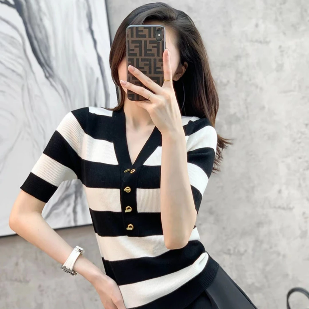 【MD原创·宵夜】轻奢V领撞色条纹上衣显瘦金扣短袖针织衫
