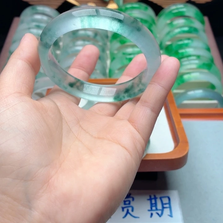 翡***翠石英质玉未镶嵌手镯