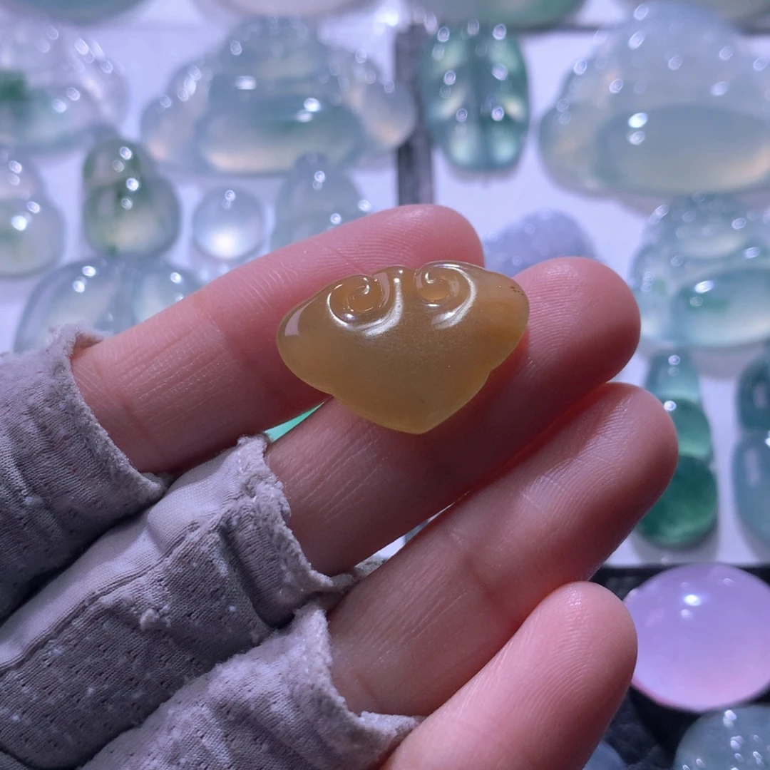 翡翠未镶嵌颈饰如意