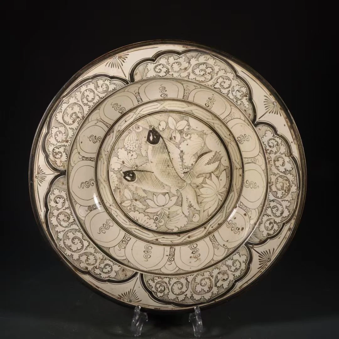 精美黑彩双鱼纹盆。尺寸：高9厘米，口径44.3厘米