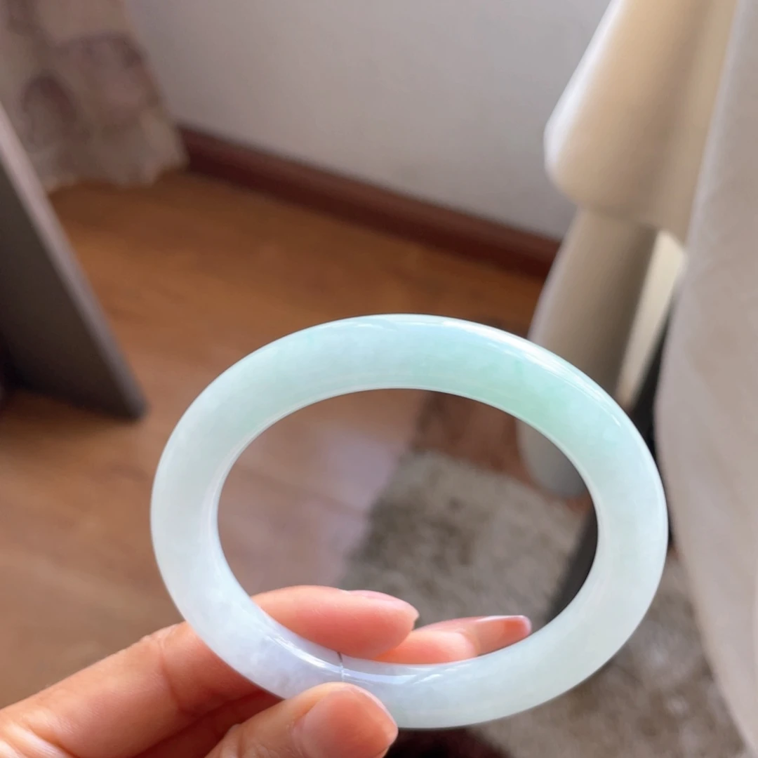 翡翠手镯未镶嵌浅绿