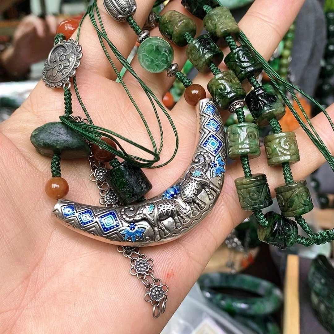 颈饰未镶嵌翡翠漂亮美眉