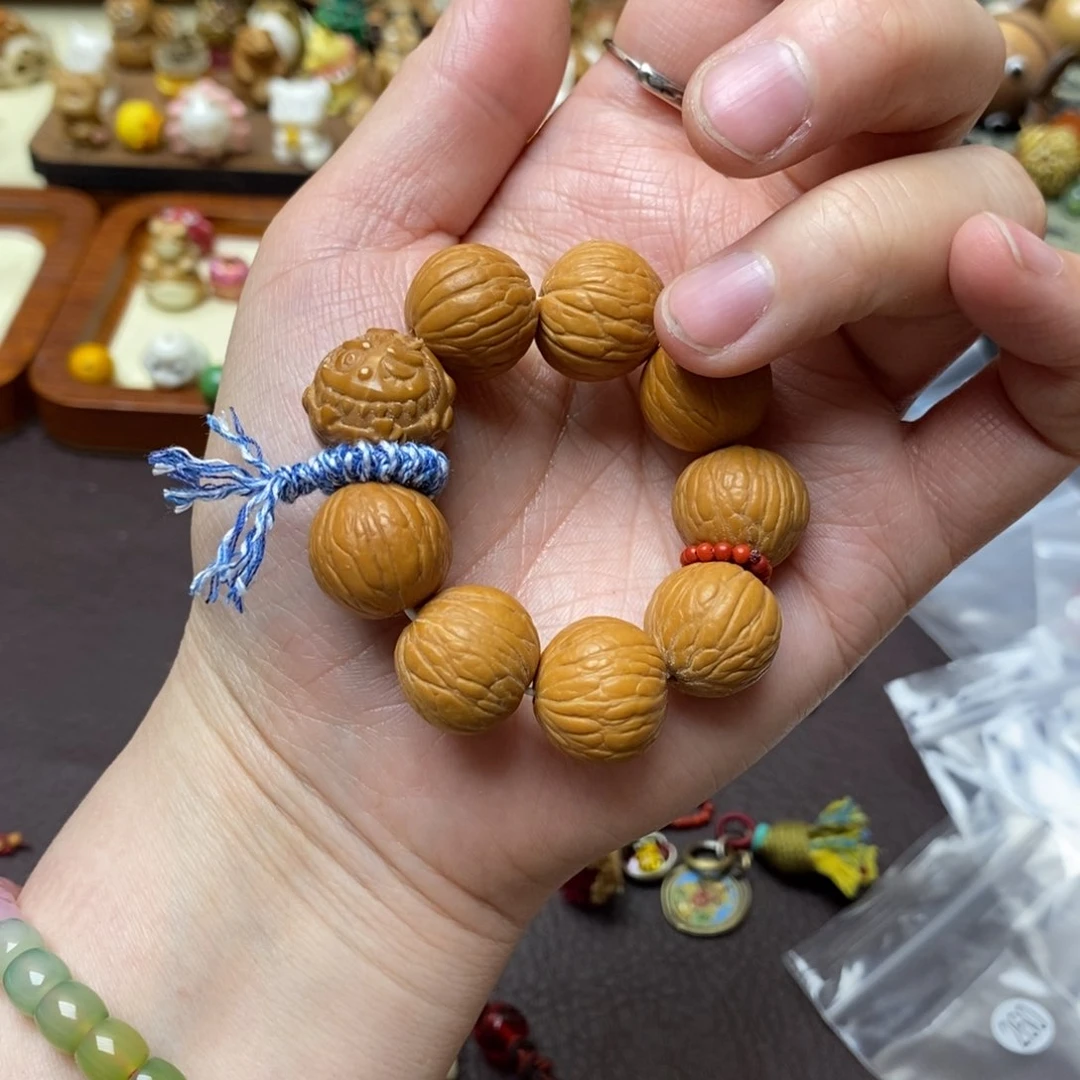 猴头核桃吊坠半成品的手捻