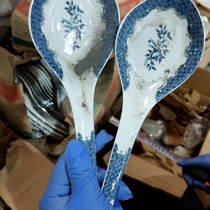 瓷片盘子碗茶壶啥都有