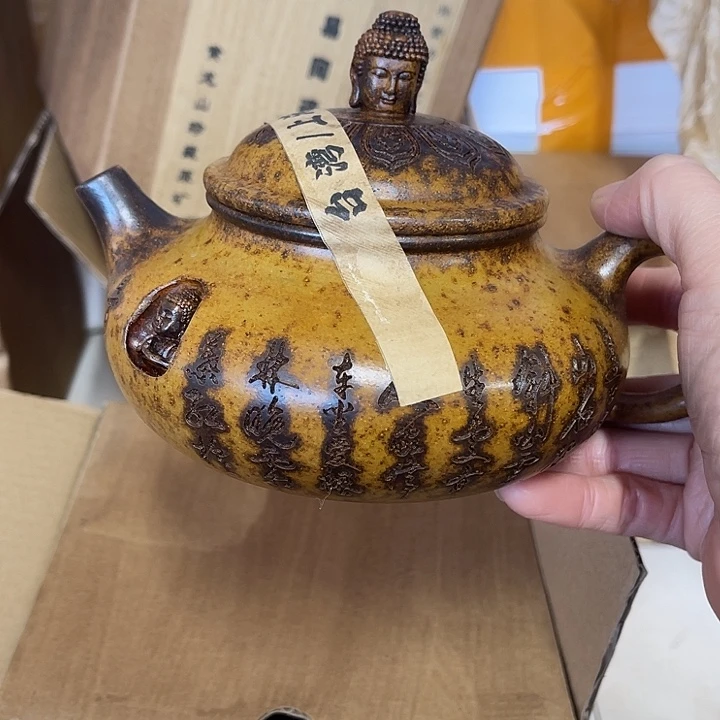 茶壶紫砂原矿泥料手工制作的一把紫砂壶。