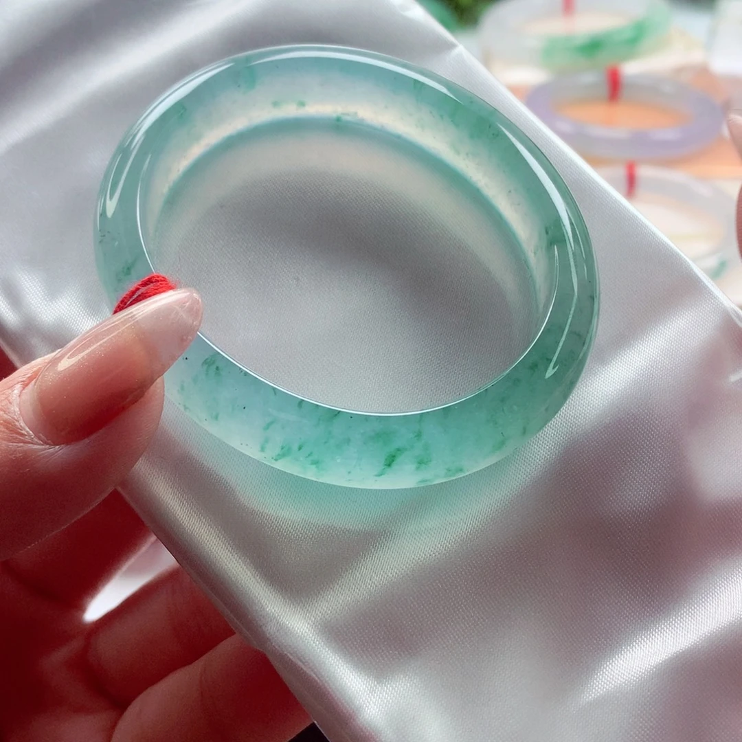 翡翠未镶嵌手镯（贵妃镯）师妹52贵妃高冰满天星