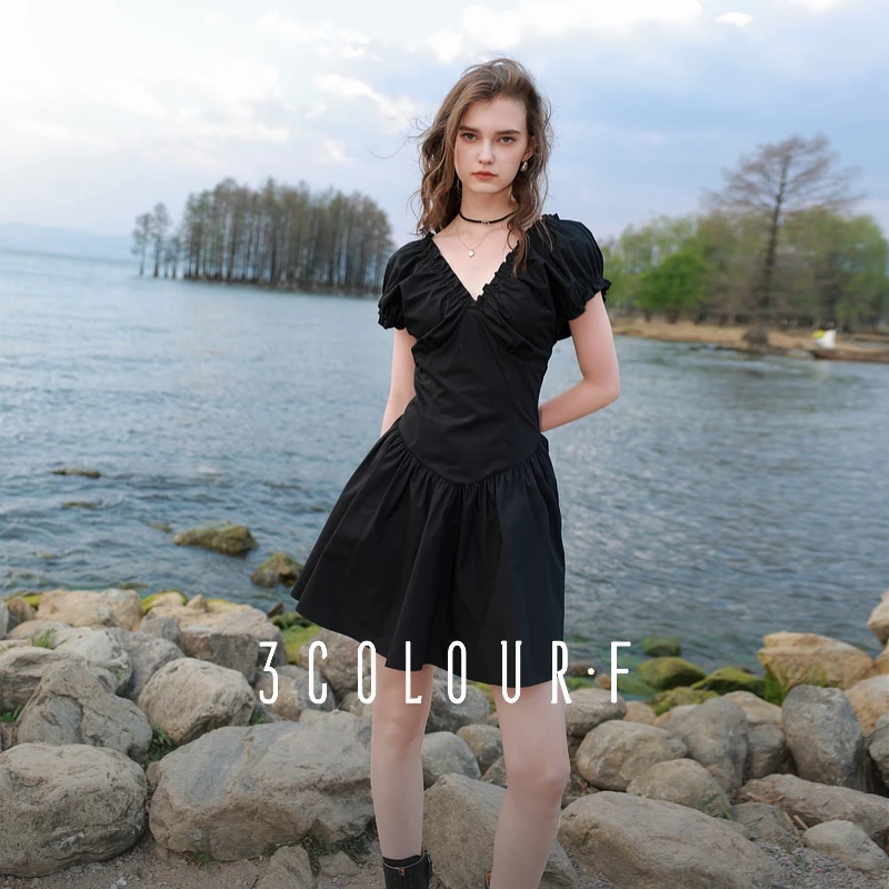 三彩独醒2025夏季新款甜酷小黑裙木耳边V领收腰A字裙短裙F