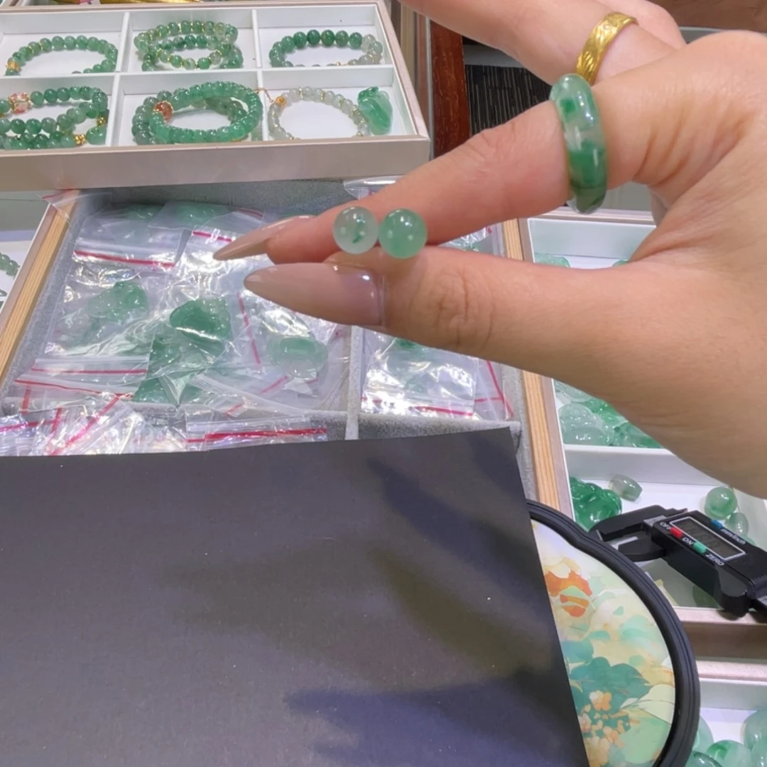 石英质玉（非洲翠）未镶嵌颈饰耳钉