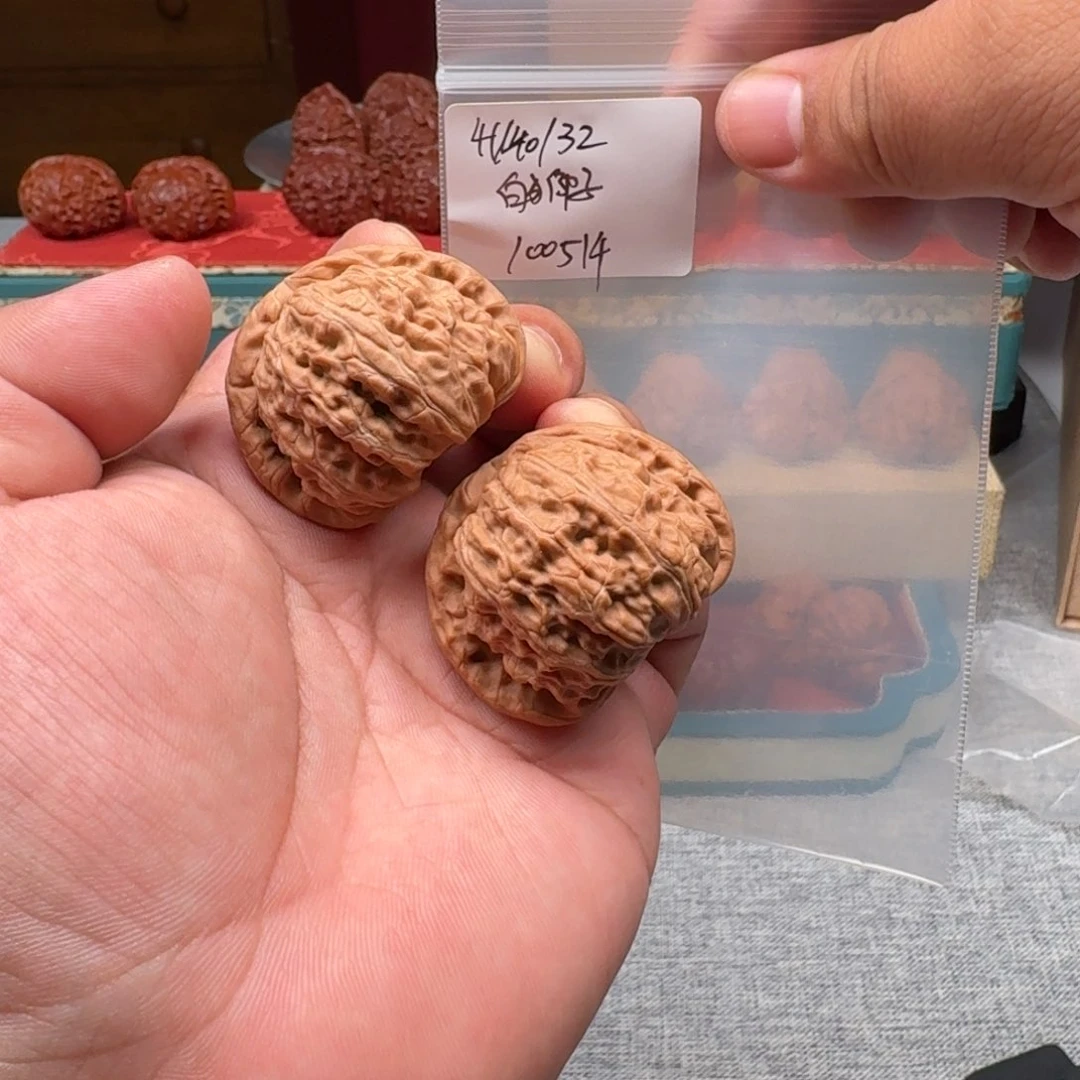 文玩核桃吊坠白狮子100514