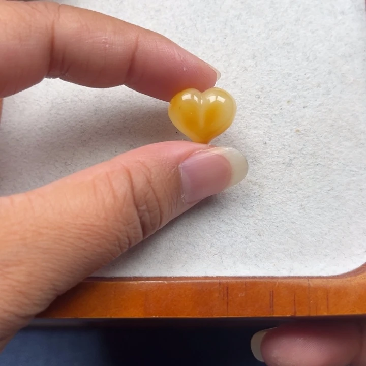琥珀未镶嵌珠宝奇石M14号屁桃