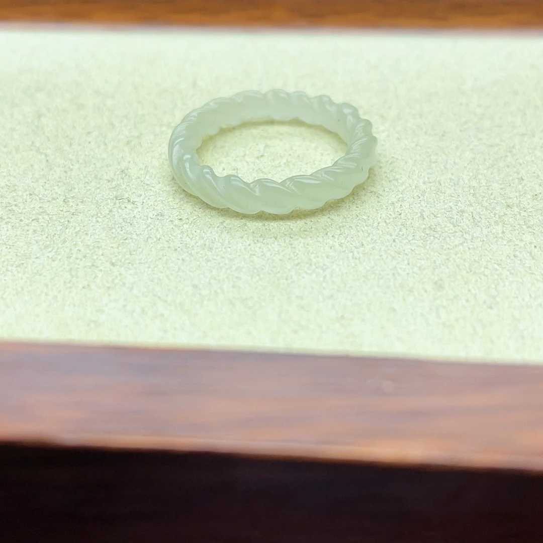 未镶嵌戒指和田玉晴白麻花17.8mm
