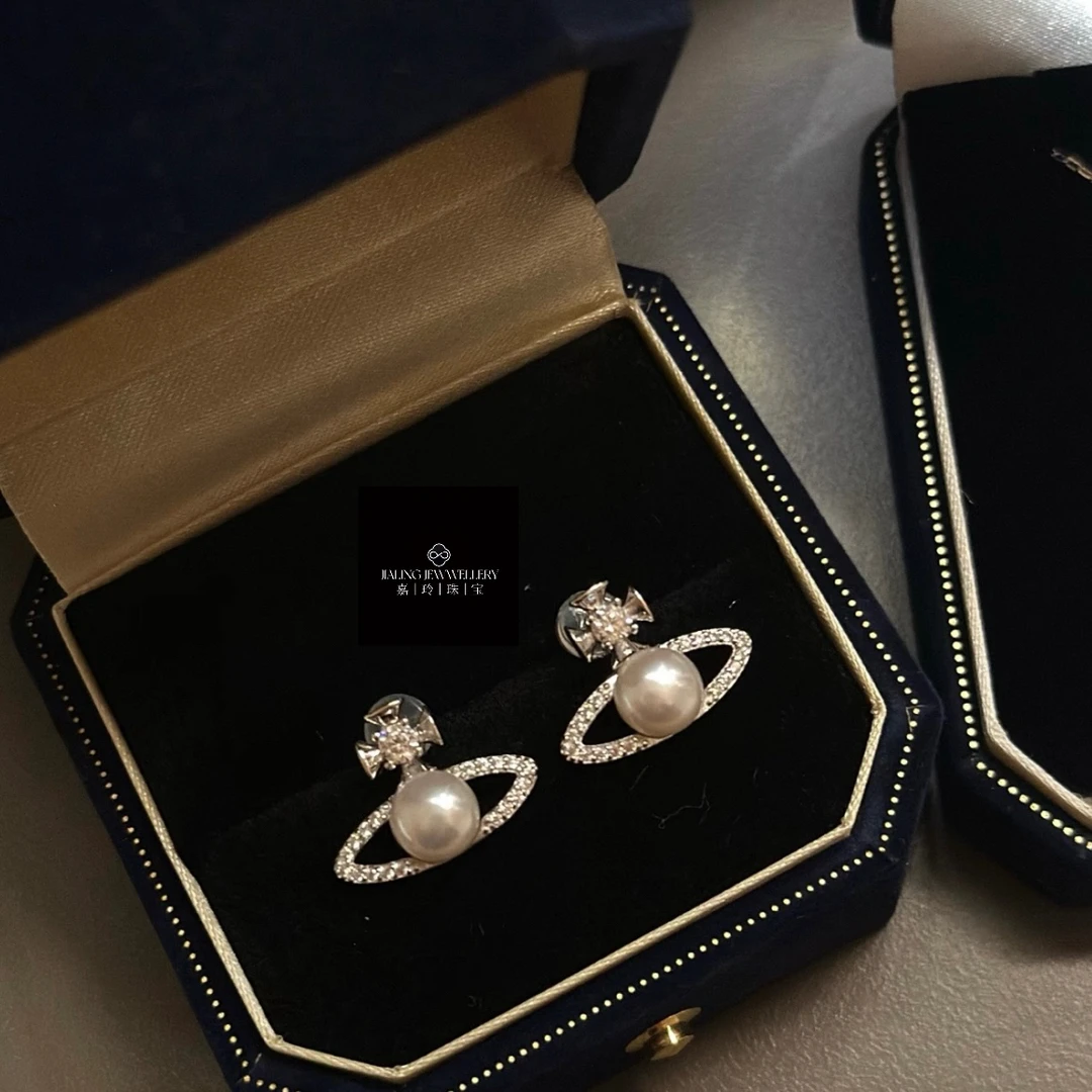 S925银针西后轻奢淡水珍珠极光耳钉