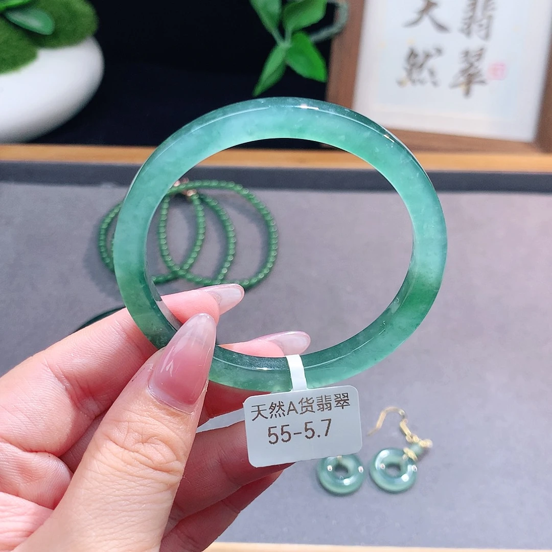 未镶嵌手镯（圆镯）翡翠