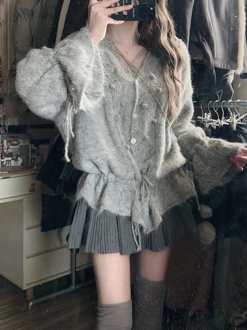 早秋灰色喇叭袖复古v领长袖宽松外穿毛衣女针织衫上衣设计感小众