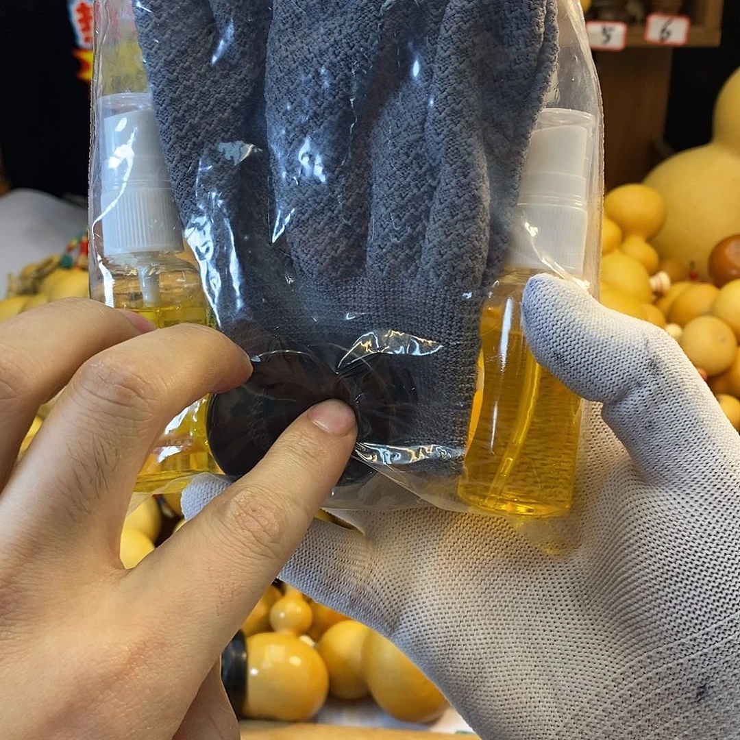 一副菠萝手套 两瓶文玩橄榄油 两个底座