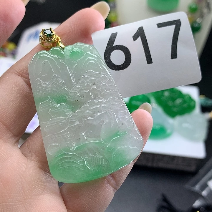 翡翠未镶嵌吊坠(赠链)