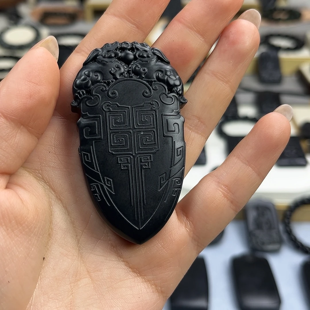 李***博和田玉（墨玉）未镶嵌颈饰裂