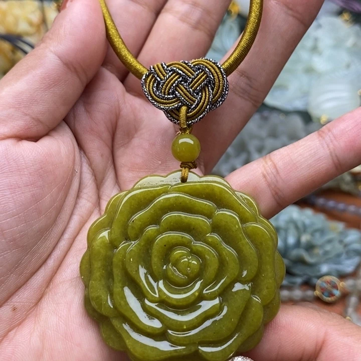 蛇纹石玉未镶嵌颈饰