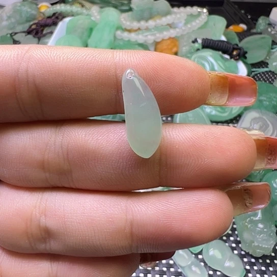 石英质玉（非洲翠）合金颈饰