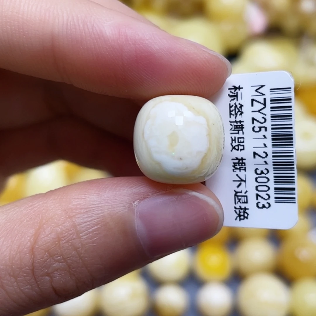 蜜蜡未镶嵌裸石14.2*13.9mm.瑕