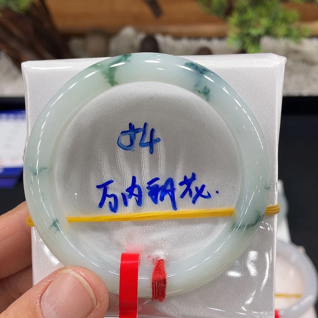 翡翠手镯未镶嵌翡翠