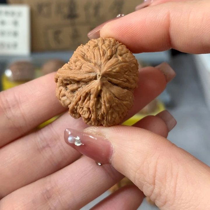 江***2文玩核桃吊坠异形单只，有瑕疵