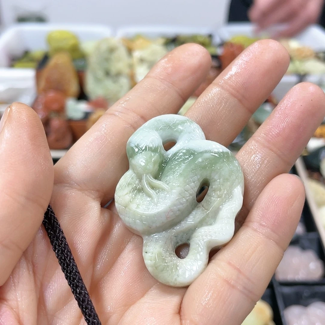 蛇纹石玉颈饰合金