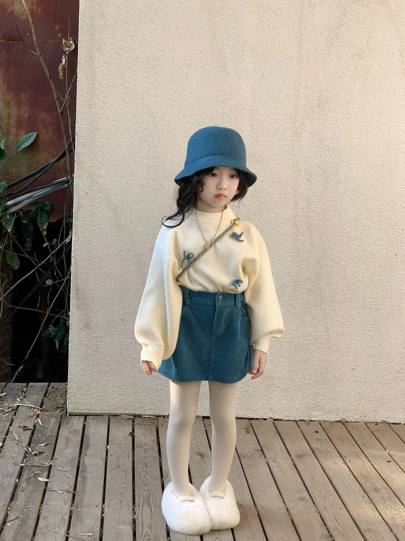 早春款2025韩系甜美米白色针织毛衣+湖蓝色半身裙