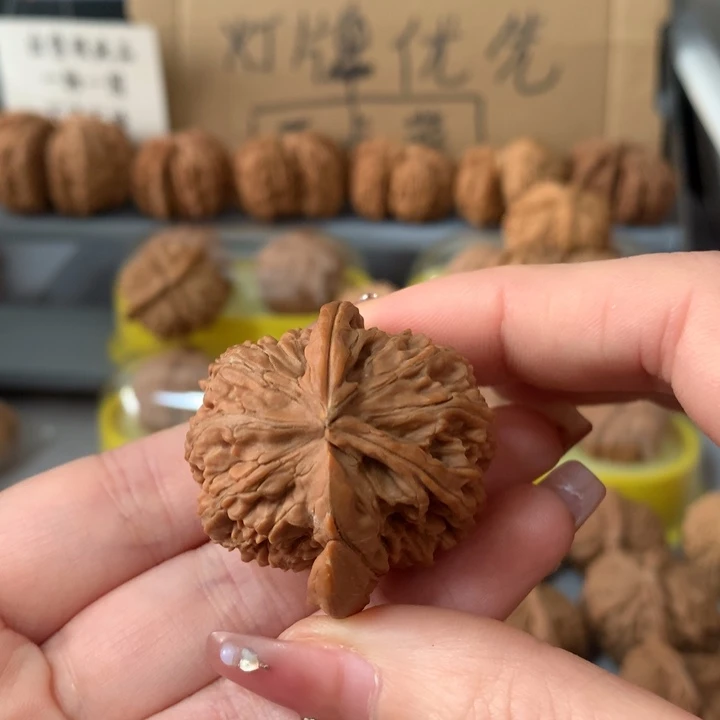 z***x吊坠文玩核桃异形单只，有瑕疵