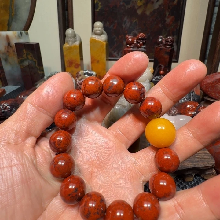 双***缘石材桂林鸡血玉手串