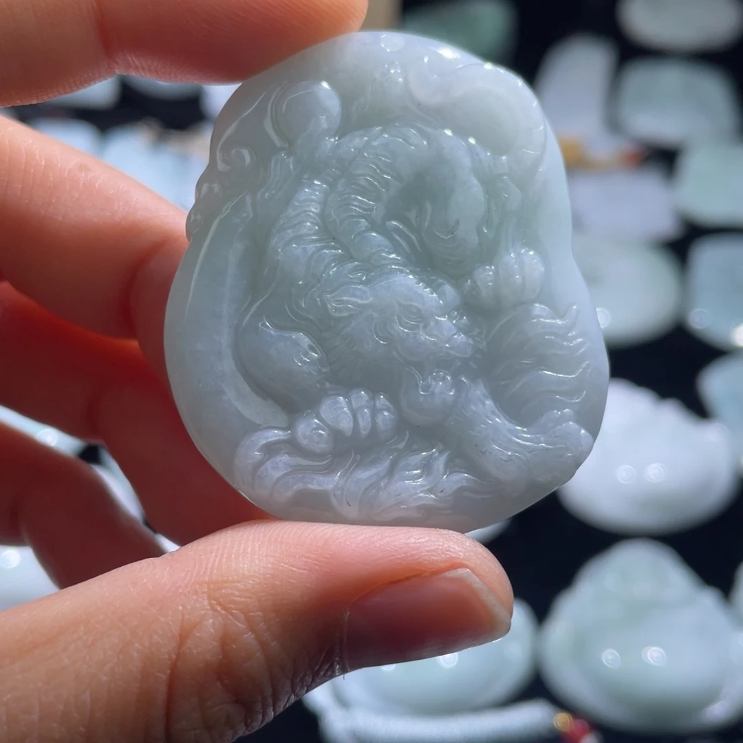 翡翠未镶嵌颈饰虎牌