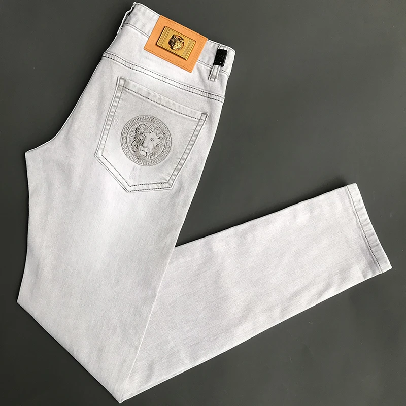 约文库费高端时尚春夏季男款牛仔裤浅色刺绣修身小脚弹力休闲长裤