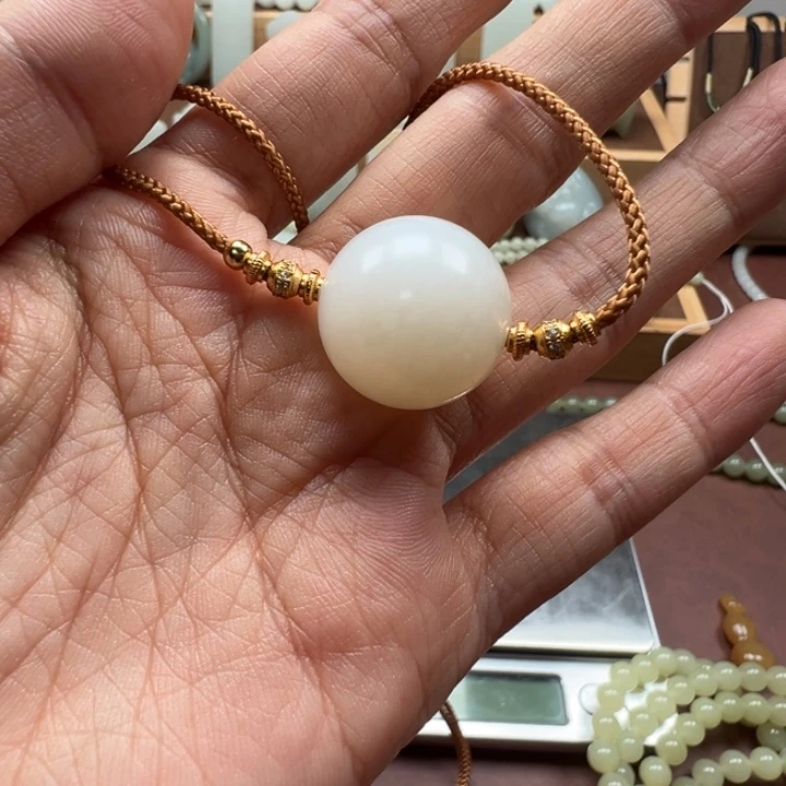 和田玉未镶嵌颈饰俄料珠子