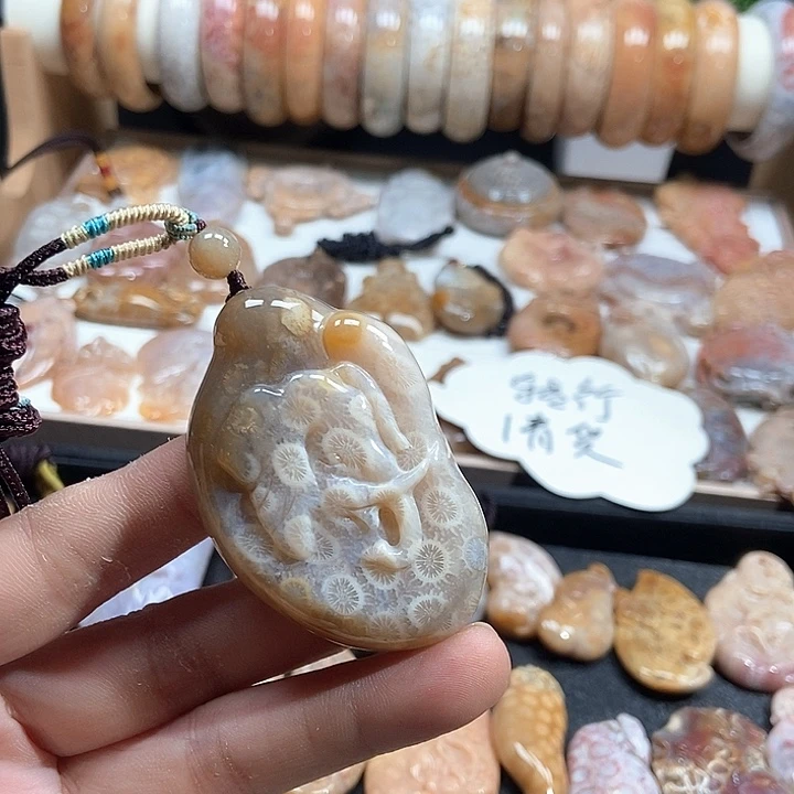 颈饰未镶嵌硅化珊瑚（珊瑚玉）