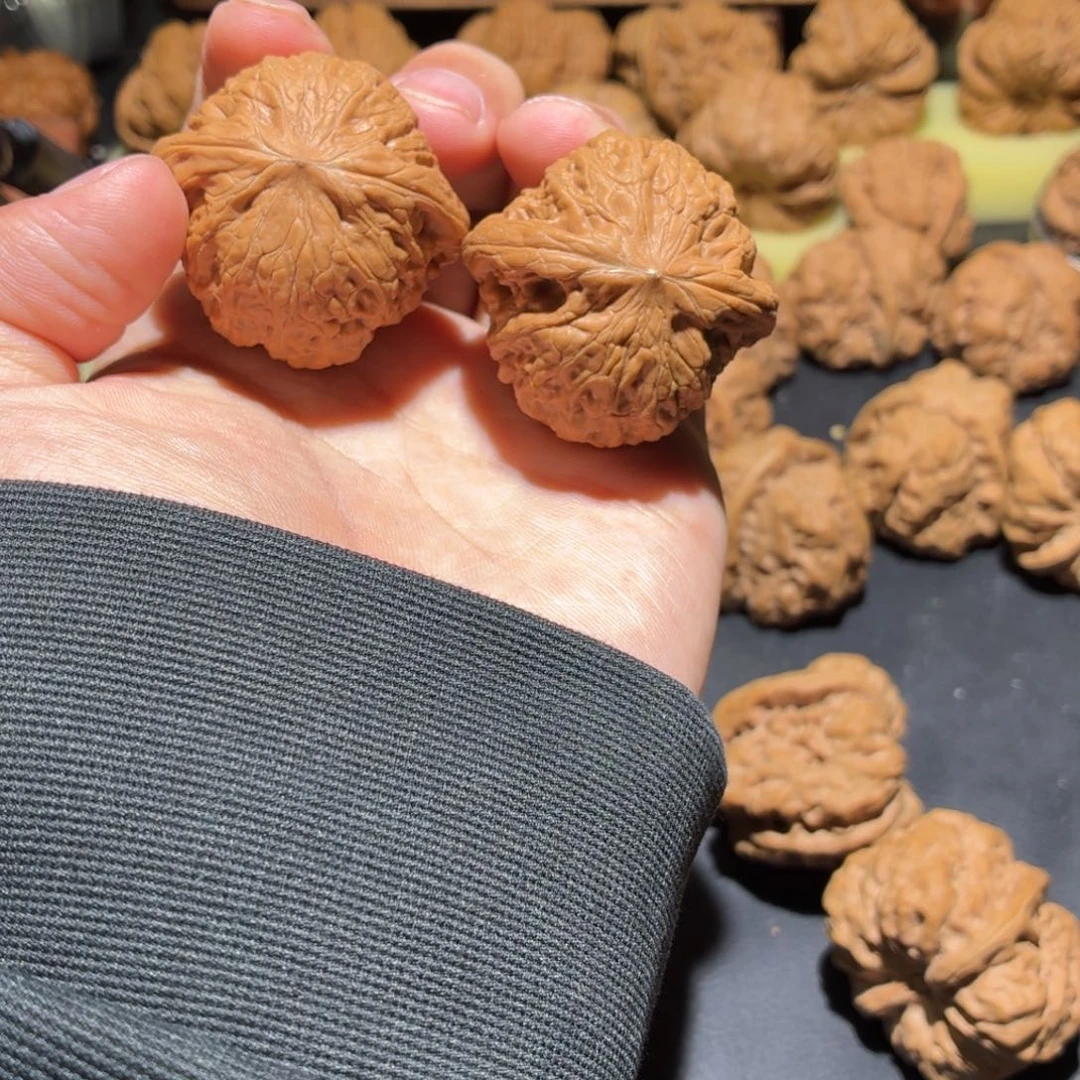 大***鵝文玩核桃吊坠山地娃