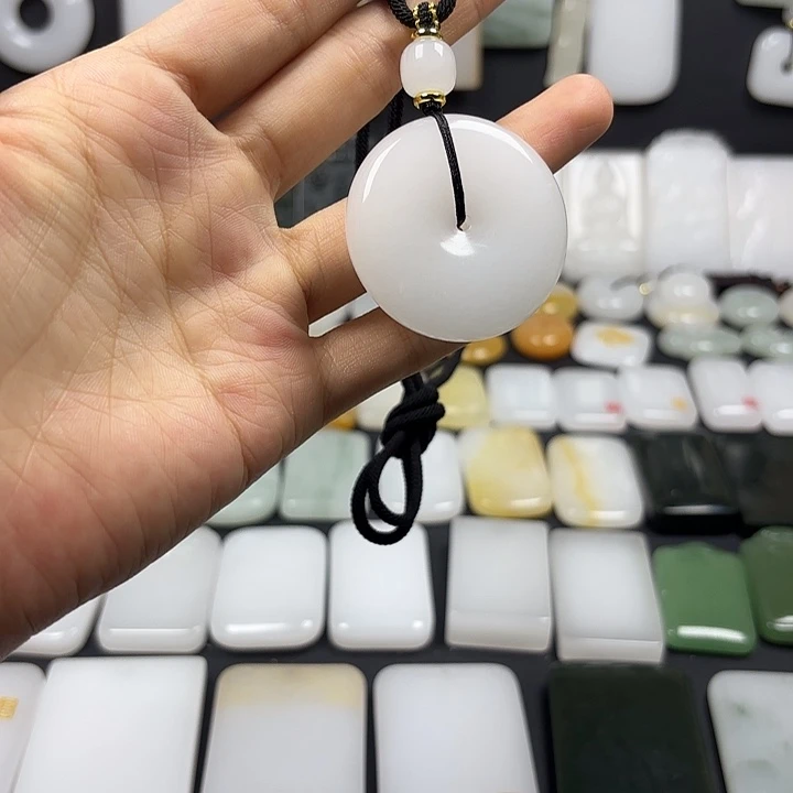 颈饰未镶嵌石英质玉