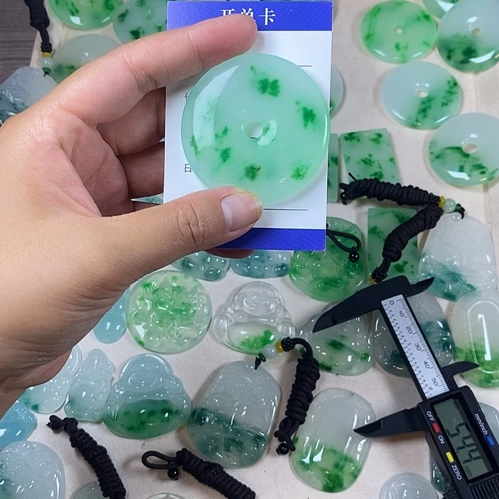 鸿***翡翠未镶嵌颈饰平安扣