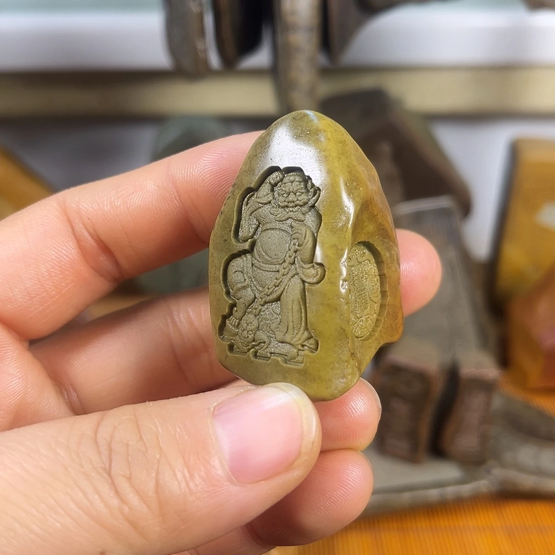 新疆原石雕刻手把件