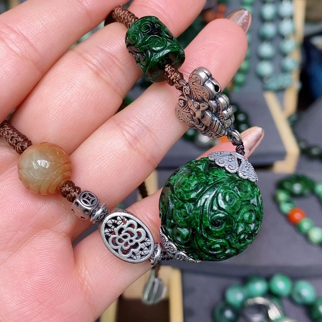 翡翠颈饰未镶嵌漂亮美眉