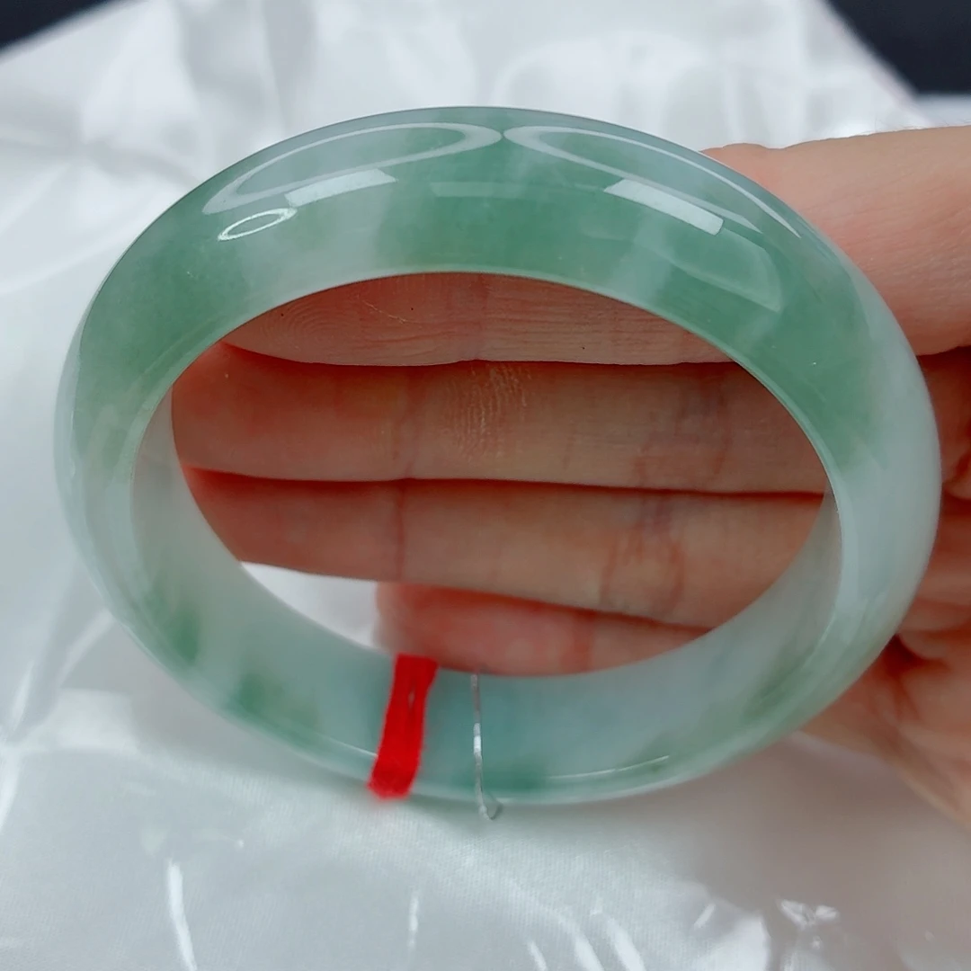 翡翠未镶嵌手镯55正圈，渐变淡绿，完整，015