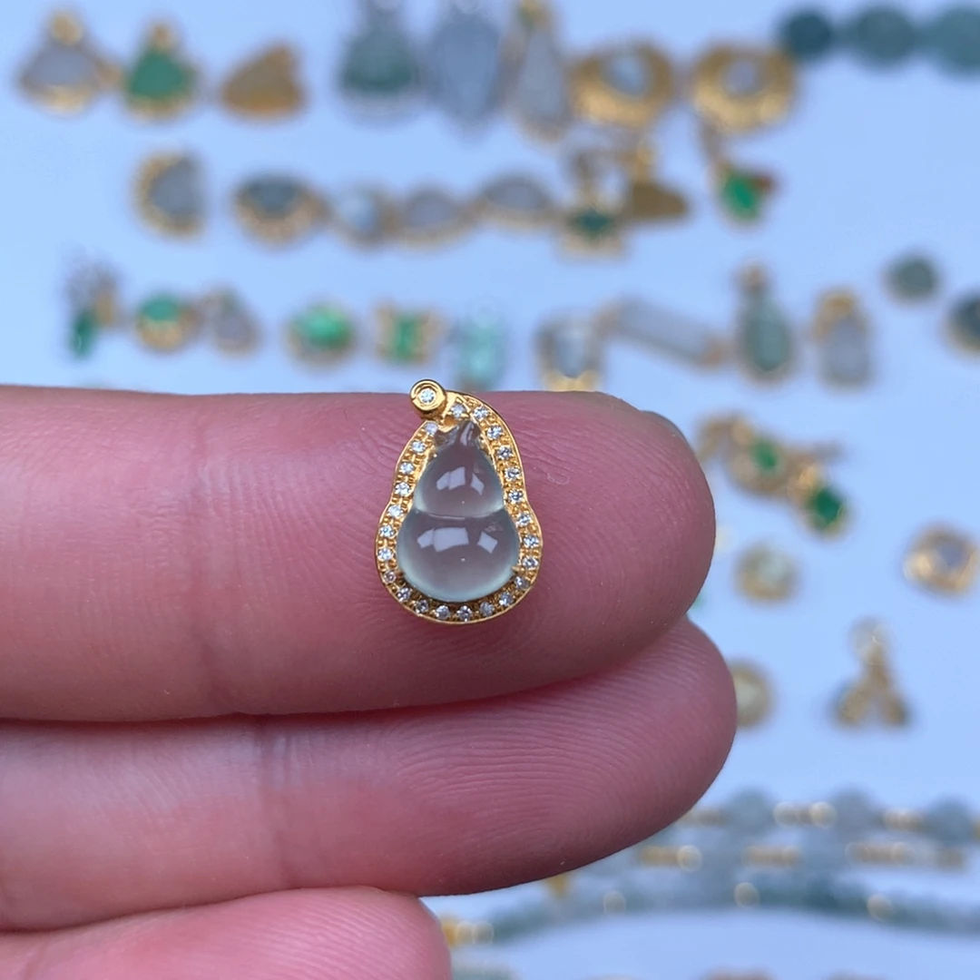 翡翠18K金镶嵌颈饰葫芦